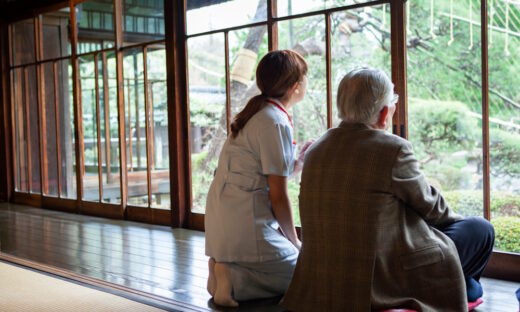 高齢者のケアをする介護士