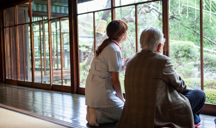 高齢者のケアをする介護士