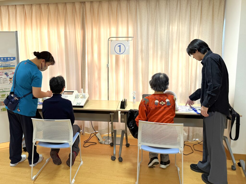 「血圧測定」と骨健康度測定器「骨ウェーブ」の体験